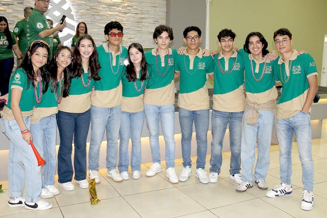 Con mucha emoción, los seniors 2025 de la Academia Los Pinares celebraron su “last first day” de high school. La jornada comenzó con un desayuno en El Picacho, donde compartieron momentos especiales entre amigos. Posteriormente, abordaron un autobús que los llevó a su escuela. Al llegar, fueron recibidos con aplausos, globos y la calidez de sus padres, quienes los esperaban para continuar la celebración de este memorable día.