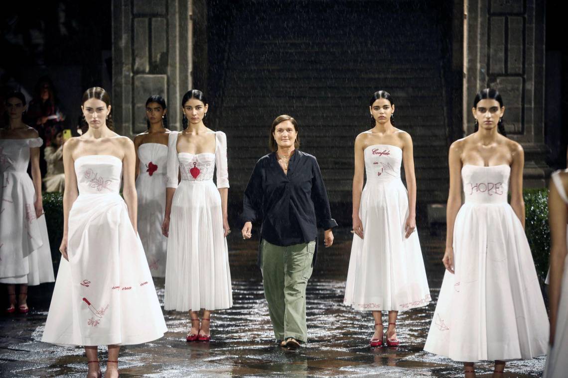 Bajo los acordes de <i>“Te mereces un amor” </i>de la cantautora mexicana Vivir Quintana, la directora creativa María Grazia Chiuri presentó la colección Crucero 2024 de Dior, un espectáculo visual que por primera vez tuvo como escenario el Antiguo Colegio de San Ildefonso de la capital azteca.