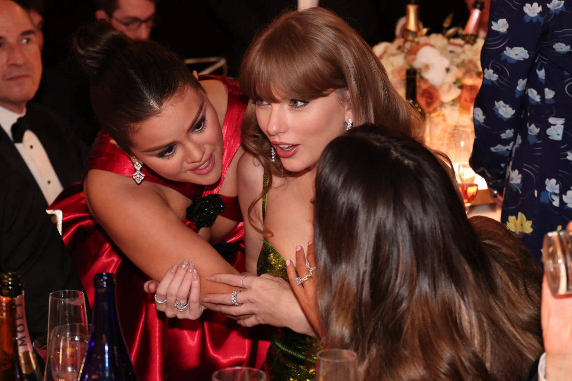 No importa el momento ni el lugar, a todas nos gusta chismear con nuestras amigas. Y eso es precisamente lo que hicieron Selena Gómez, Taylor Swift y Keleigh Teller durante los Globos de Oro 2024. Una cámara capturó el momento en que la actriz le contaba algo en voz baja a sus amigas, y la reacción de sorpresa de ellas. El video se viralizó rápidamente, generando la curiosidad de los internautas, quienes empezaron a preguntarse de qué estarían conversando las estrellas.