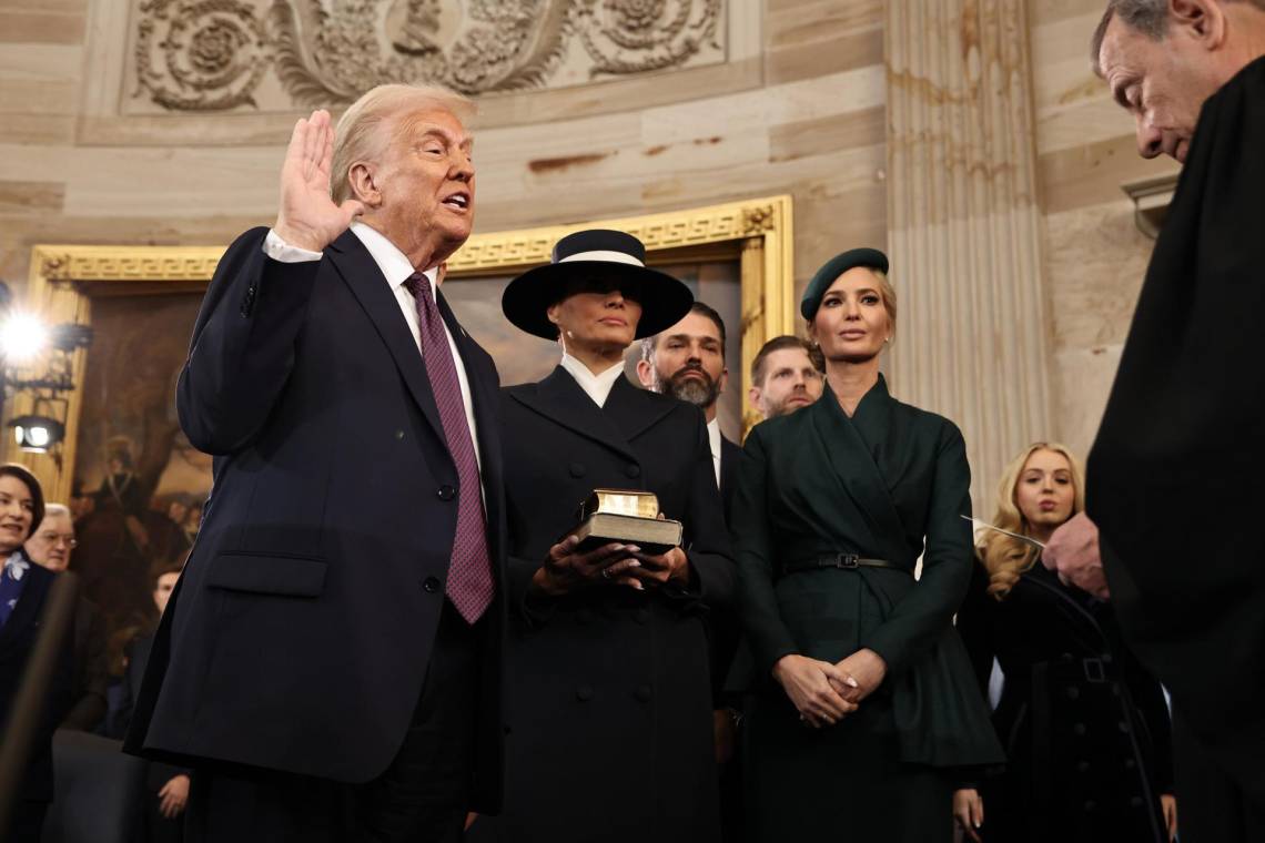 El presidente Donald Trump hace su juramento como 47 presidente de los Estados Unidos. A su lado, su esposa Melania Trump y su hija Ivanka