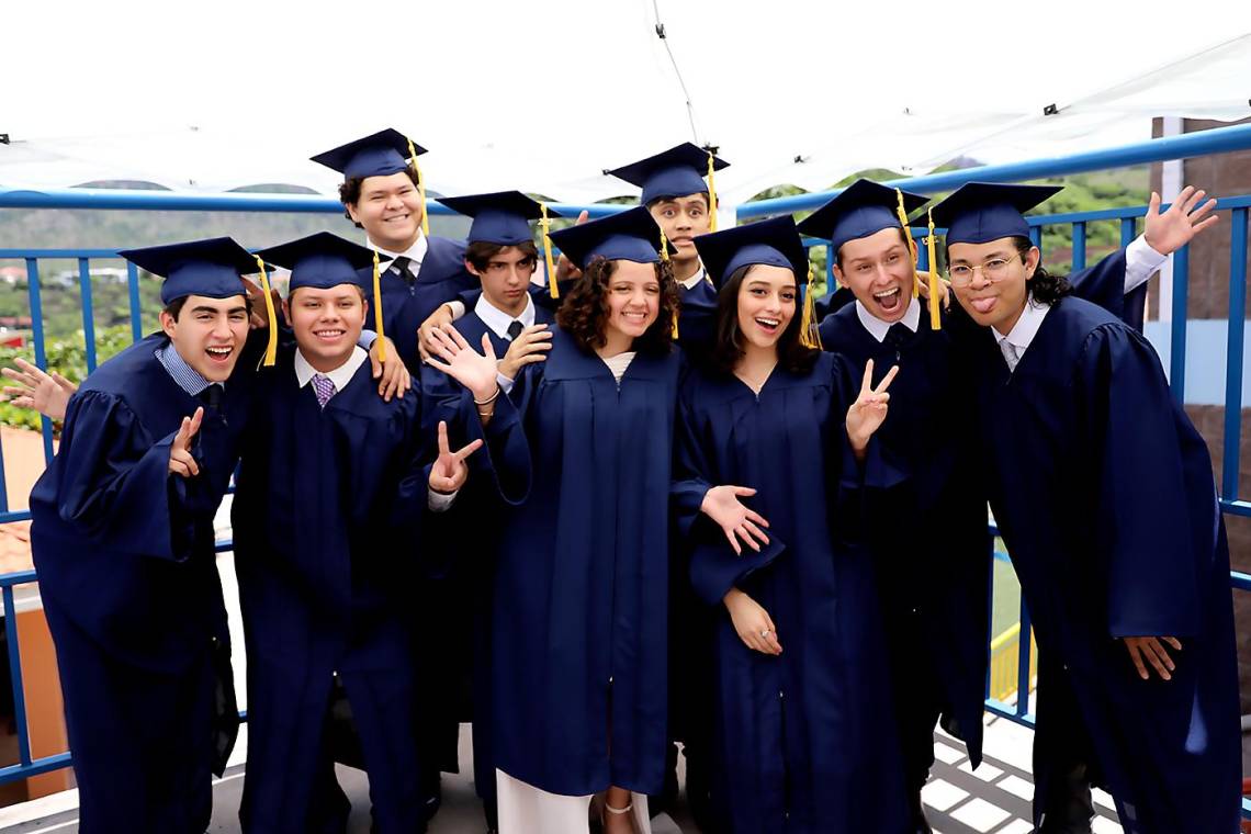 Con toga y birrete azul, llegaron emocionados y llenos de ilusiones los seniors de la Discovery School a su centro educativo para iniciar con los actos de graduación.