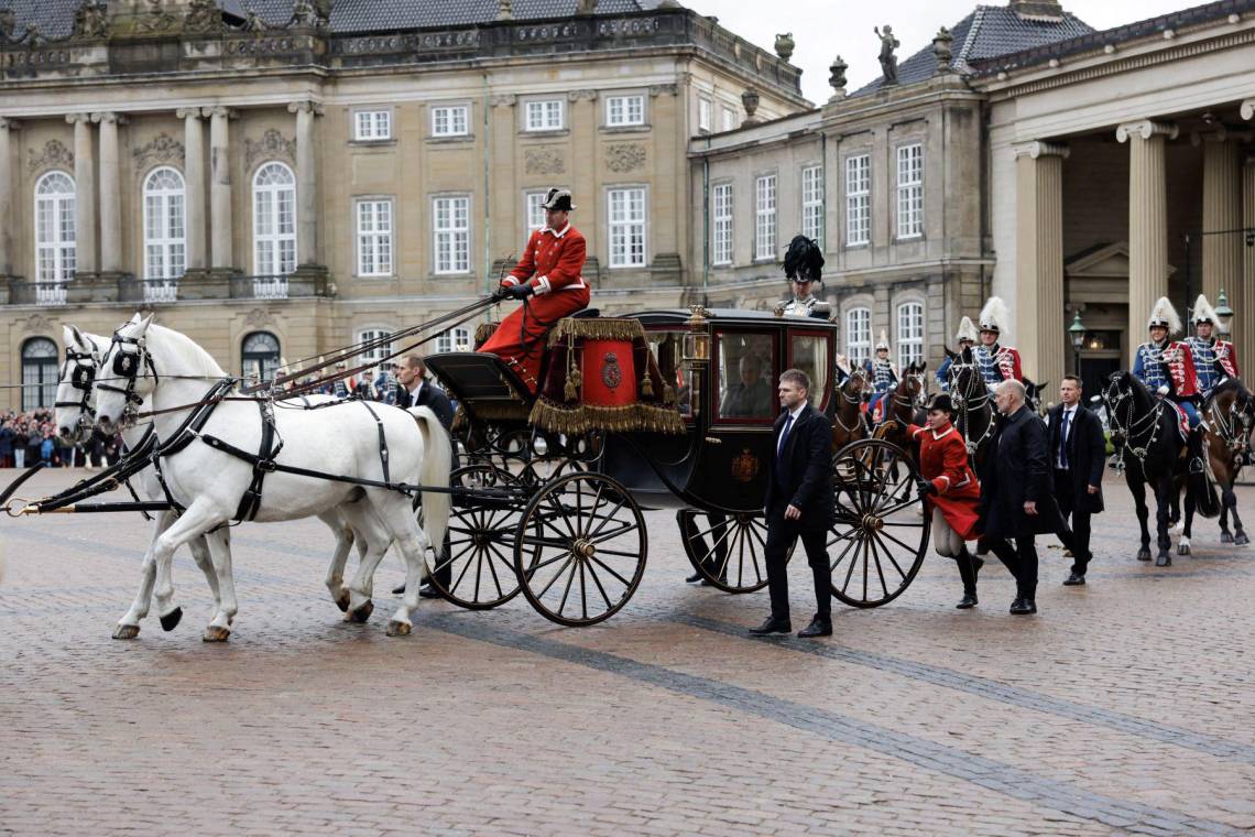 Dinamarca comienza una nueva página de su historia con la abdicación de Margarita II y el ascenso al trono de su hijo Federico X, que fue proclamado rey ante miles de personas. La reina Margarita II, de 83 años, abandonó su residencia en el palacio de Amalienborg de Copenhague poco después de la una de la tarde, hora local, para dirigirse en carruaje al palacio de Christiansborg, sede del gobierno y del parlamento.