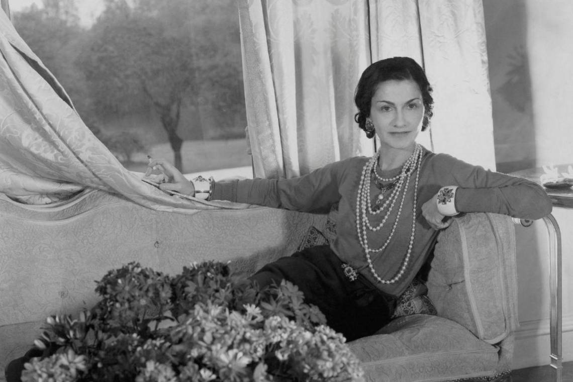 Coco Chanel fue una de las mujeres más importantes del siglo XX y dejó un legado en la historia de la moda. Fundó una de las firmas más reconocidas del mundo y transformó la moda con diseños llenos de alta costura, perfumes, bolsos, accesorio.