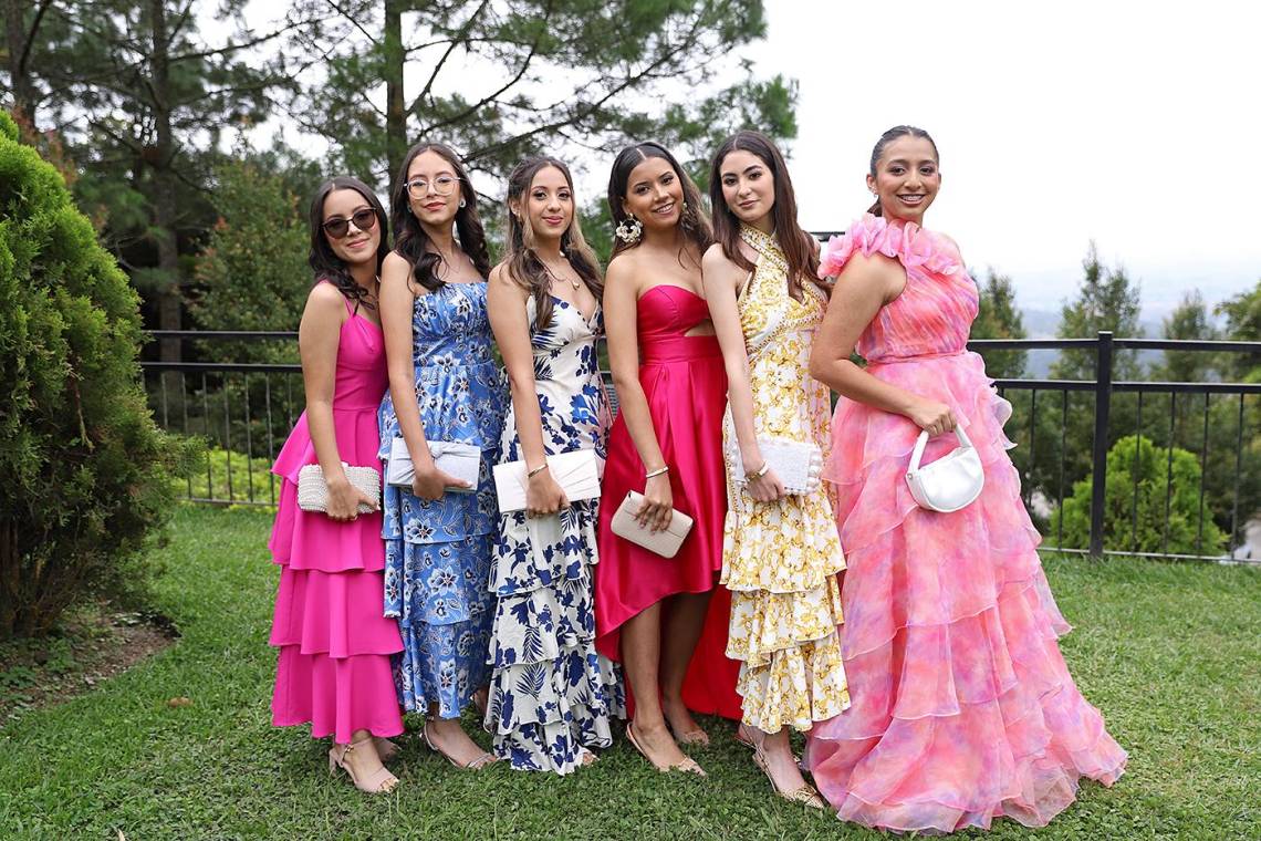 La generación 2025 de la International School of Tegucigalpa celebró su senior brunch en el escenario de La Cumbre. Vestidos con trajes impecables y un estilo que reflejaba la emoción del momento, los estudiantes disfrutaron de una de sus últimas actividades juntos como generación. Entre risas, recuerdos y planes para el futuro, esta ocasión marcó el inicio de la recta final hacia su graduación, antes de emprender nuevos caminos y perseguir sus sueños en junio del próximo año.