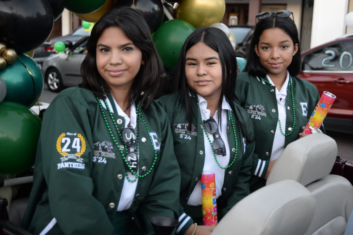 Y llegó el evento que la generación 2024 de Elvel School anhelaba: su Senior Entrance. En esa mañana soleada, los alumnos celebraron su último primer día como estudiantes de High School. Después de compartir un desayuno, los jóvenes se subieron a motos, camionetas, carros clásicos decorados con globos y pancartas para movilizarse a su escuela y festejar este acontecimiento.