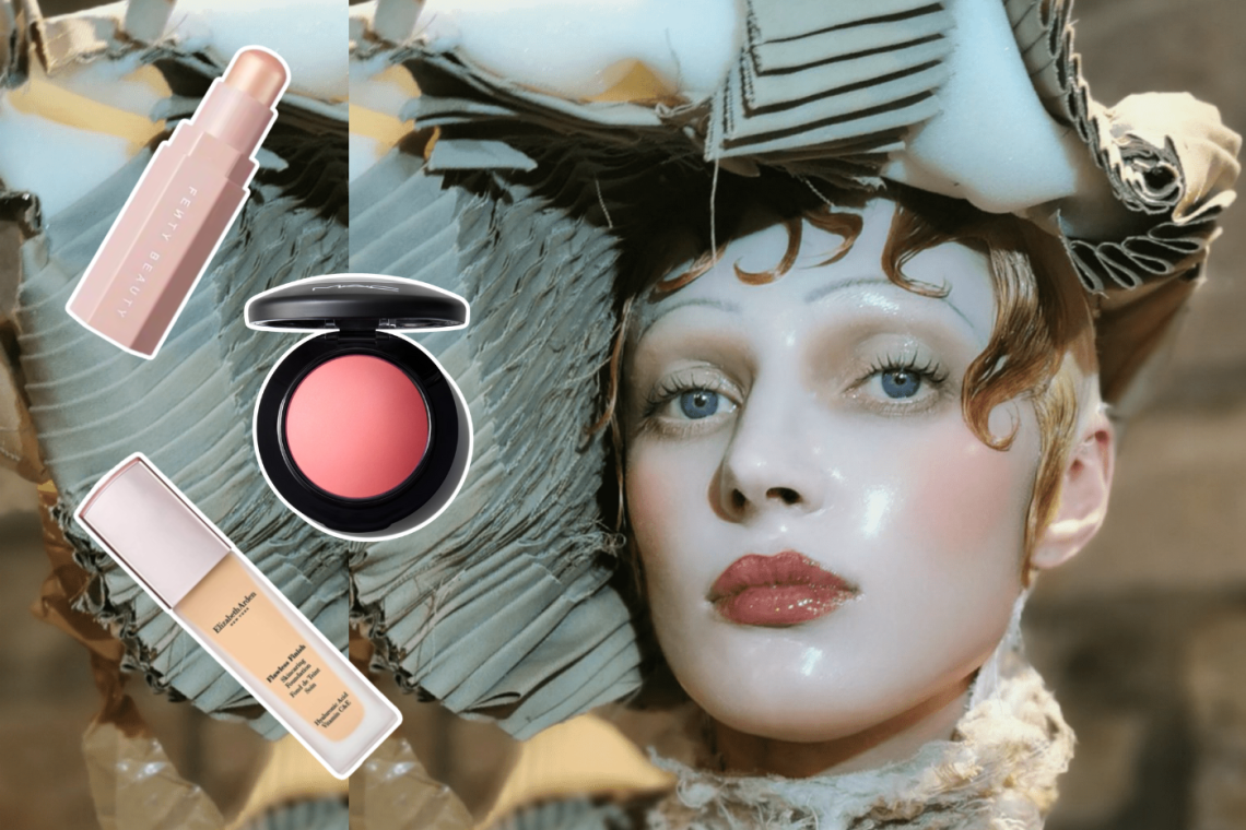 ¿Maquillaje coquette? No, estamos en nuestra Glass Makeup Era. Maison Margiela marcó la pauta de esta nueva tendencia en su colección Alta Costura 2024. En este desfile, las modelos lucieron pieles con un acabado similar a la porcelana, logrando un efecto glowy, realzado con sutiles destellos de color. ¿Te interesa explorar más sobre esta innovadora propuesta de maquillaje? Te traemos aquí una mini guía de cómo recrear este maquillaje para que lleves una piel radiante.