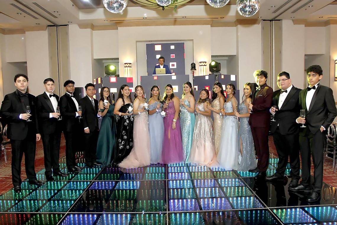 Los seniors 2024 de Summer Hill School celebraron su prom night en una velada llena de magia, risas y recuerdos inolvidables. La noche fue testigo de elegantes trajes, emocionantes bailes y momentos que quedarán grabados para siempre en sus corazones, marcando el final de una etapa y el comienzo de un nuevo capítulo lleno de promesas.