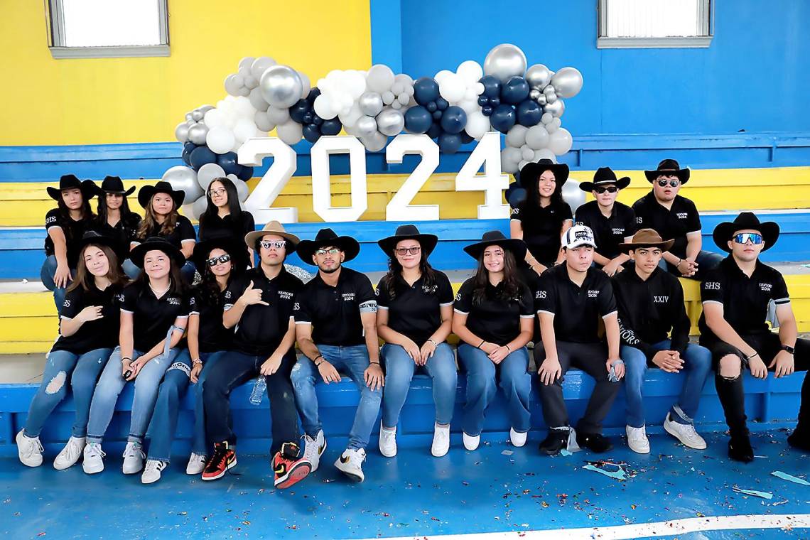 Bajo el lema “Our last ride”, la clase 2024 de Summer Hill School realizó su Senior Entrance. Con corazones repletos de alegría y nostalgia, los seniors protagonizaron una caravana llena de color y espíritu, viajando a la escuela en camionetas decoradas con globos. Los jóvenes fueron recibidos con música, aplausos y una lluvia de confeti al finalizar su recorrido, marcando un comienzo espectacular a su último primer día como estudiantes de high school.