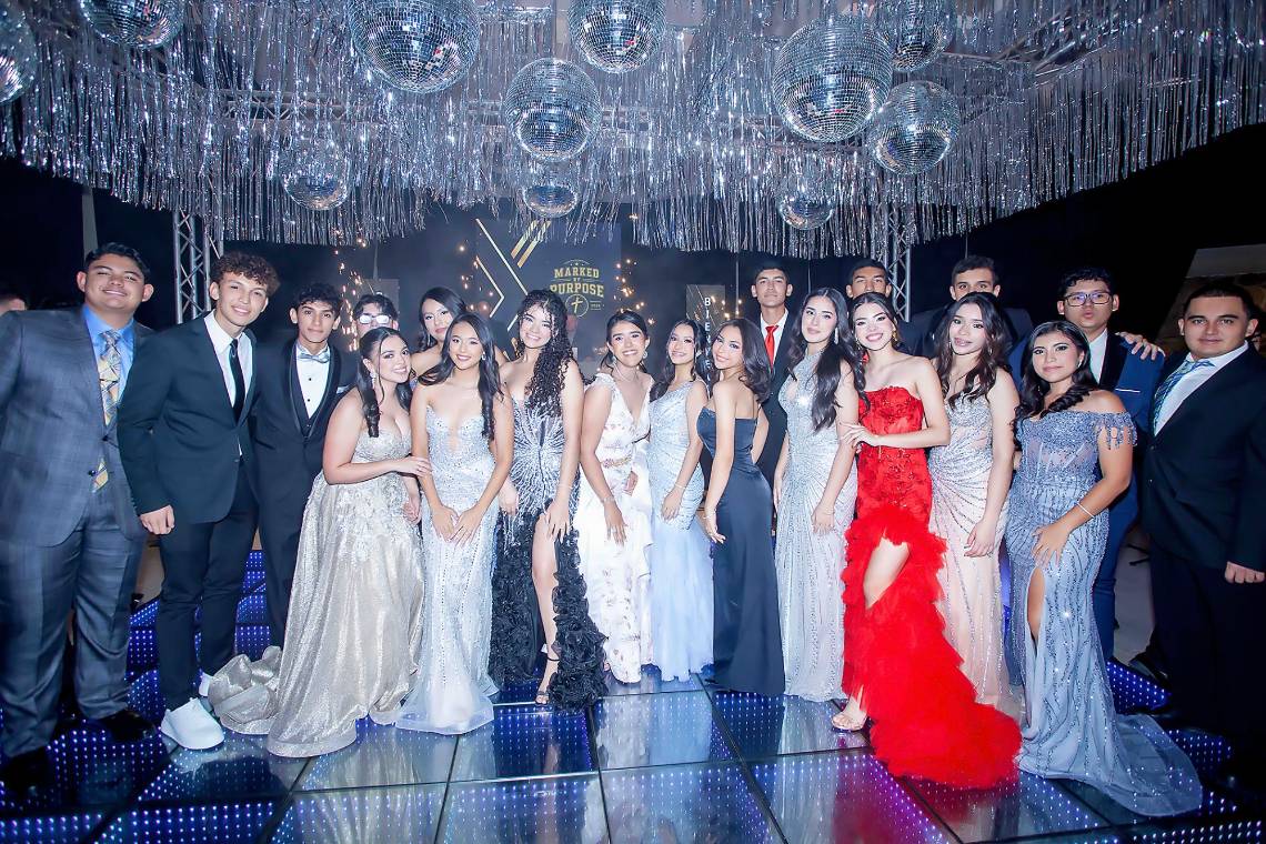 La generación 2026 de Ágape Christian Academy celebró su esperada cena de gala, para celebrar el cierre de su último año escolar. Los jóvenes se mantuvieron unidos en su última momento juntos. Aquí te dejamos todas las fotos de esta noche especial.