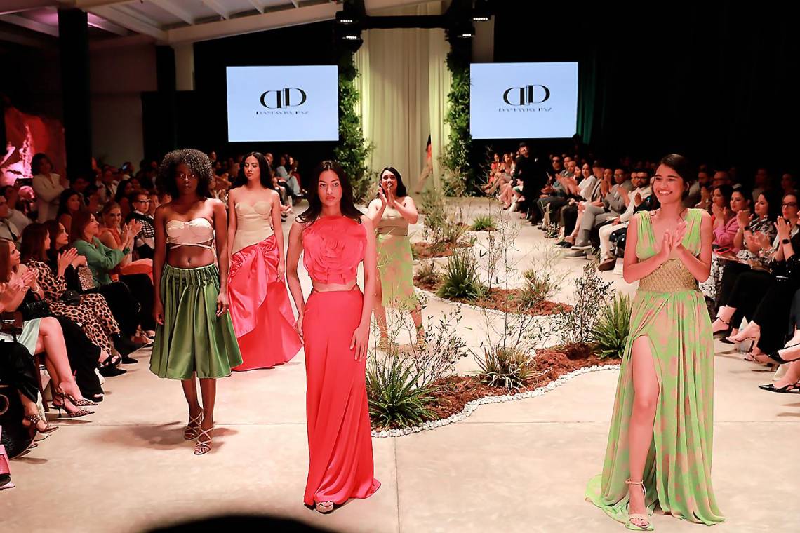 Romántica y elegante así fue la colección que presentó Damayra Paz durantela VIII edición de BAC Estilo Moda 2023. Una colección inspirada en las obras del artista impresionista Pierre Renoir, donde fusiona el arte y la moda, piezas bordadas que evocan a la época y los textiles delicados a la alta costura, pero agregando transparencias y cortes a la cadera para darle un toque más moderno y sensual.