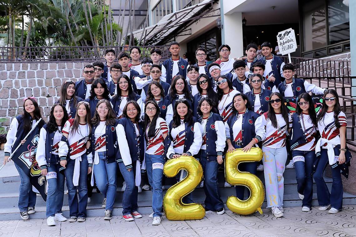 ¡Llegó el gran día! La generación 2025 de Dowal School celebró su último primer día de clases con gran entusiasmo. Los estudiantes se reunieron en el Hotel Honduras Maya para disfrutar de un desayuno especial, antes de dirigirse a la escuela en una caravana de camiones y autos decorados. Al llegar, fueron recibidos con una calurosa bienvenida llena de alegría y emoción.