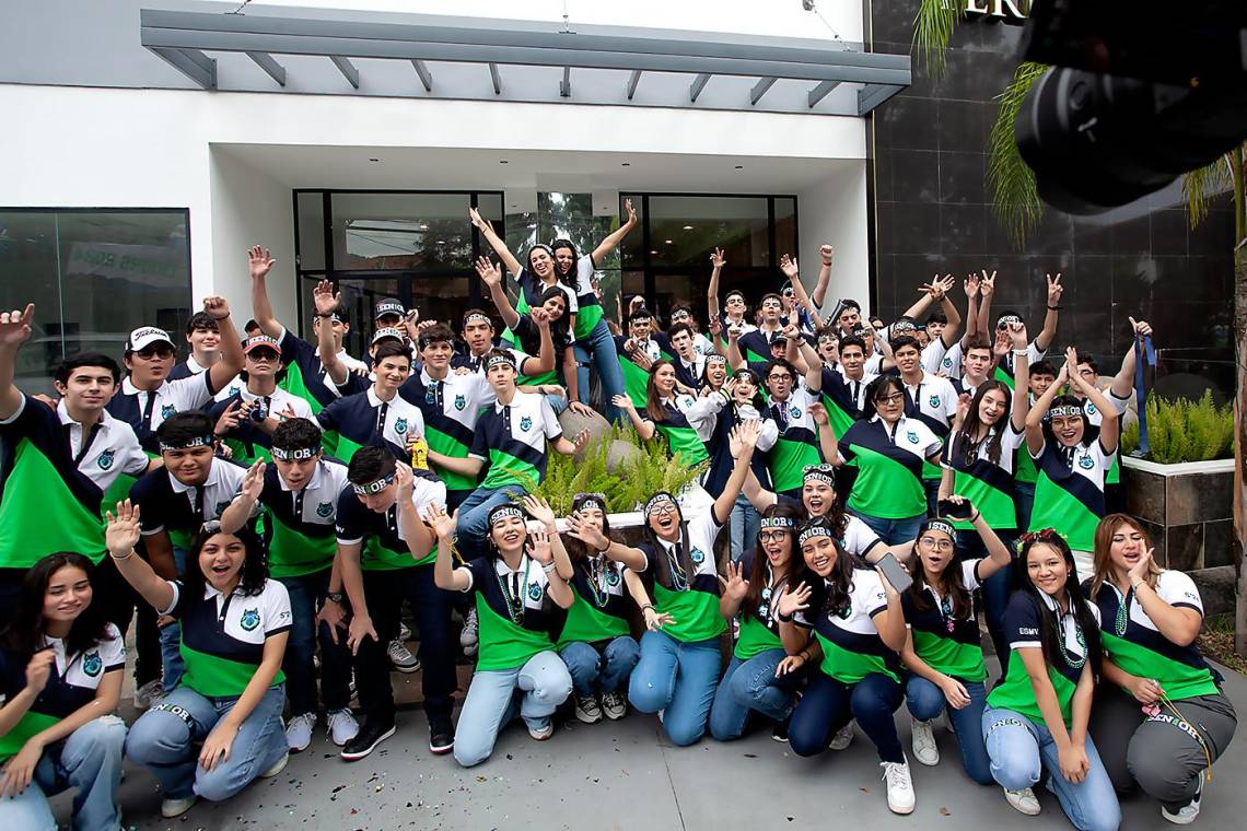 Durante una fresca mañana la generación 2024 de la Escuela Bilingüe Santa María del Valle de San Pedro Sula se reunió en el restaurante Silvestre para disfrutar de un exquisito desayuno y luego celebrar el inicio de clases. En las afueras del restaurante los autos adornados con globos en azul y verde estaban listos para iniciar el recorrido de la clase integrada por 54 alumnos, quienes ese día comenzaron el principio del final de la secundaria