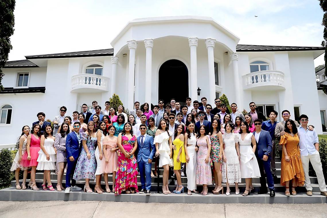 A pocos días de su graduación, los Seniors de la Escuela Elvel se reunieron en Invernaderos del Trigo para festejar su tradicional Brunch, en un ambiente de estilo francés y decorado con “Tropical Vibes”. Los 64 jóvenes pasaron momentos agradables donde compartieron anécdotas y fotografías, creando recuerdos que atesorarán por el resto de sus vidas. Alegres y vestidos tipo cóctel, dejaron por ese día su uniforme para disfrutar del exquisito menú preparado exclusivamente para ellos.