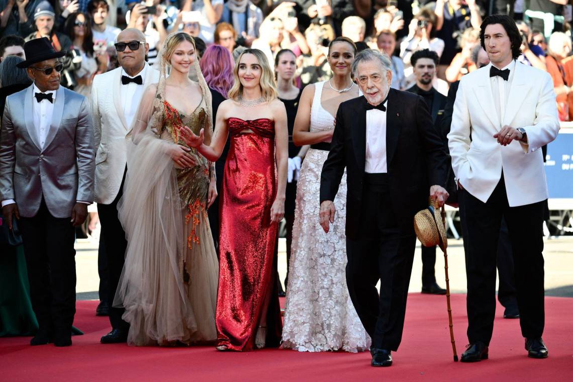 Megalópolis, la esperada película de la leyenda del cine Francis Ford Coppola, una obra monumental gestada durante años, se estrenó finalmente en Cannes, donde compite por la Palma de Oro. En la imagen: Giancarlo Esposito, Laurence Fishburne, Grace Vanderwaal, Chloe Fineman, Nathalie Emmanuel, el director Francis Ford Coppola y Adam Driver a su llegada al estreno.
