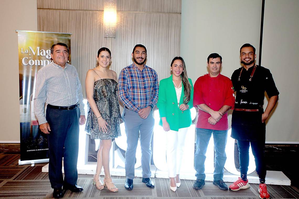 Una noche llena de diversión entre sabores, vinos y aprendizaje a la cual invitó Banco del Páis. En esta foto: Carlos García, Michelle Marsan, Enoc Castellón, Diana Pineda, Jacobo Hernández y Carlos Pineda.