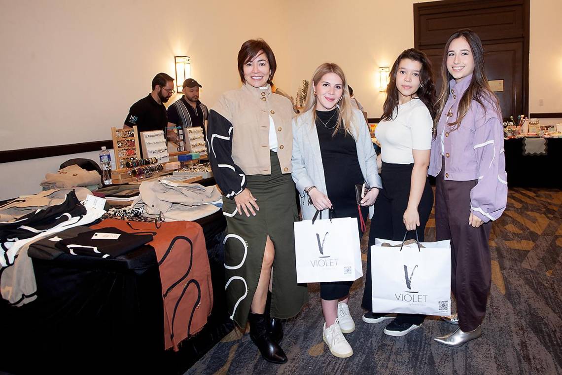 La ciudad de San Pedro Sula vibró con el espíritu navideño gracias a Jingle &amp; Mingle, un exclusivo bazar presentado por Davivienda y Revista Estilo. Este evento reunió a una variedad de emprendedores que exhibieron productos únicos y creativos, perfectos para la temporada más especial del año. El Hotel InterContinental fue el escenario de este encuentro, donde Nissan invitó al público a disfrutar de una experiencia llena de alegría y tradición. Además, el evento contó con el patrocinio de Supermercados Colonial y el apoyo de reconocidas marcas como Flor de Caña e Istmania, quienes sumaron su toque especial a esta celebración.