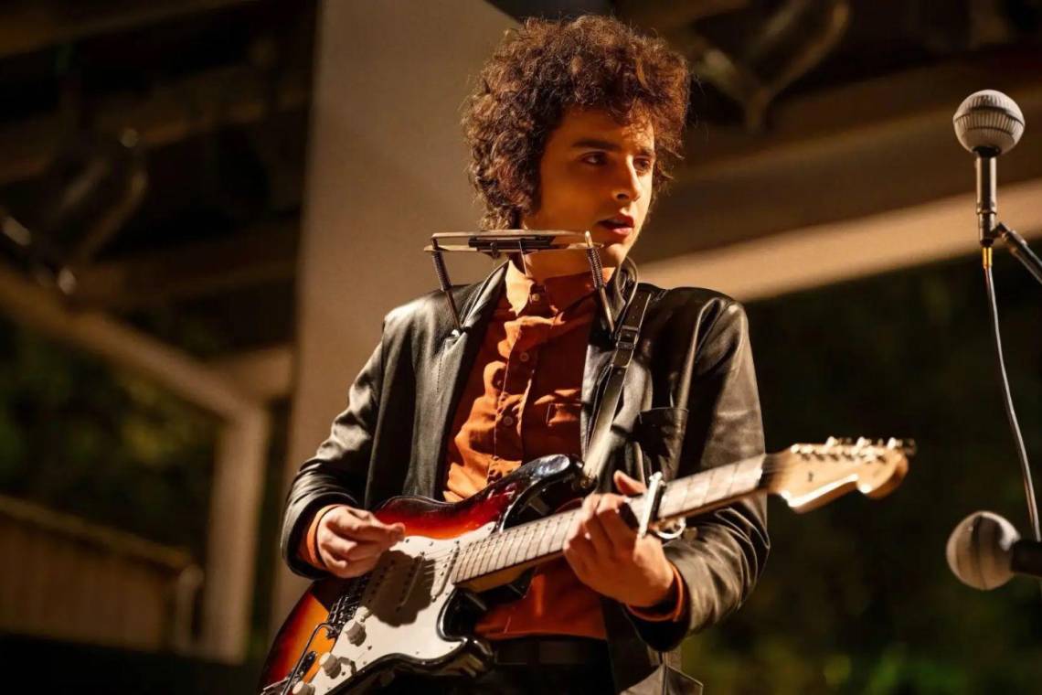 En el panorama musical de los años 60, un joven desconocido cambió para siempre la forma en que escuchamos y entendemos las canciones. Bob Dylan, con su voz rasposa y letras poéticas, desafió las convenciones, rompió barreras y electrificó al mundo... literalmente. ”A Complete Unknown” no es solo una biopic; es un viaje a la mente creativa de uno de los músicos más influyentes de todos los tiempos, reviviendo el momento exacto en el que Dylan decidió enchufar su guitarra y desafiar al mundo del folk.