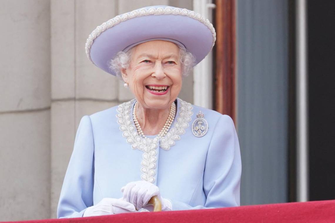 Este 2 de junio inició el Jubileo de Platino de la reina Isabel, para conmemorar los 70 años de la monarca en el trono. Las celebraciones oficiales empezaron con el Desfile de Estandarte, el cual la matriarca pudo disfrutar desde el balcón del Palacio de Buckingham. En la siguiente fotogalería te dejamos más detalles.