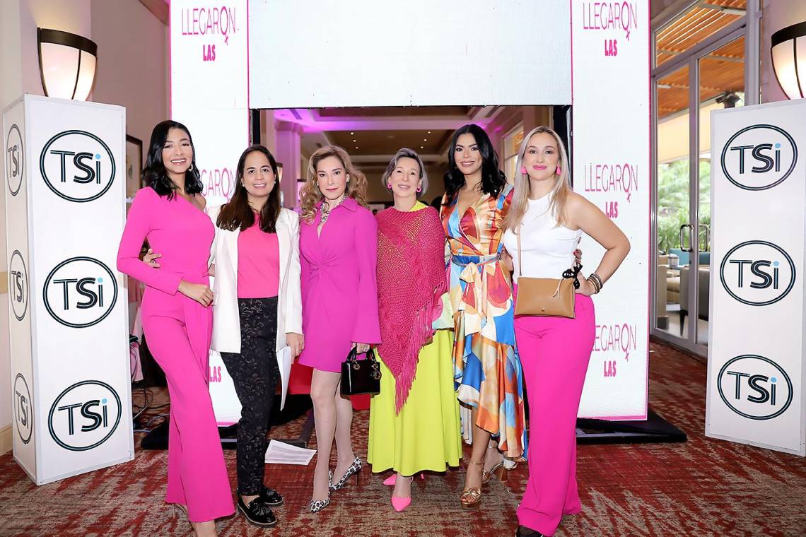 ¡Llega un nuevo espacio dedicado a las mujeres! El Hotel Intercontinental se tiñó de rosa para la presentación del programa de TSi, “Llegaron las Mujeres”. Este nuevo espacio televisivo será conducido por Claudia Díaz, Alejandra Borjas y Saraí Espinal, y se enfocará en temas de interés para las mujeres, ofreciendo tips, entrevistas a personalidades femeninas y creando un lugar en la televisión hondureña para la discusión abierta y honesta de estos temas. En la imagen: Karlen Pérez, Alejandra Andino, Annamaría Villeda-Kafati, Ingrid Villela, Loren Mercadal e Isabel Martínez