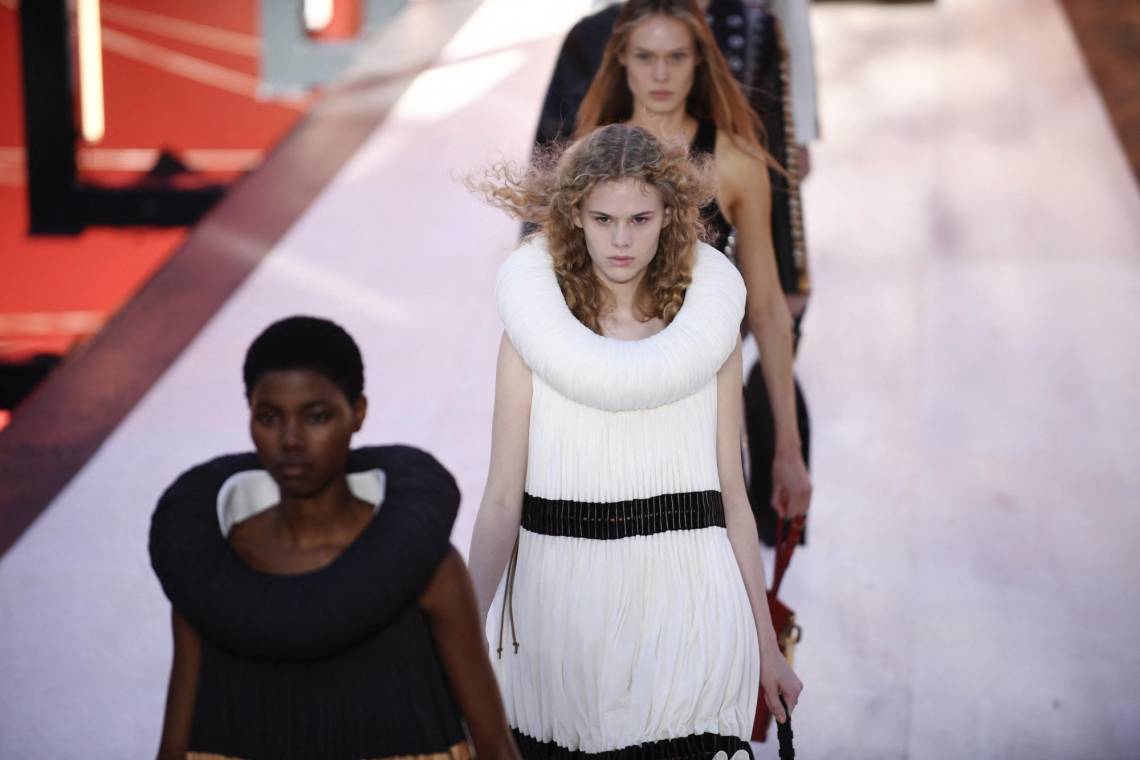 La marca de lujo francesa Louis Vuitton propuso jugar con el concepto de talla mediante vestidos extralargos, cremalleras gigantescas y bolsos desmesurados, en el último día de la Semana de la Moda parisina.