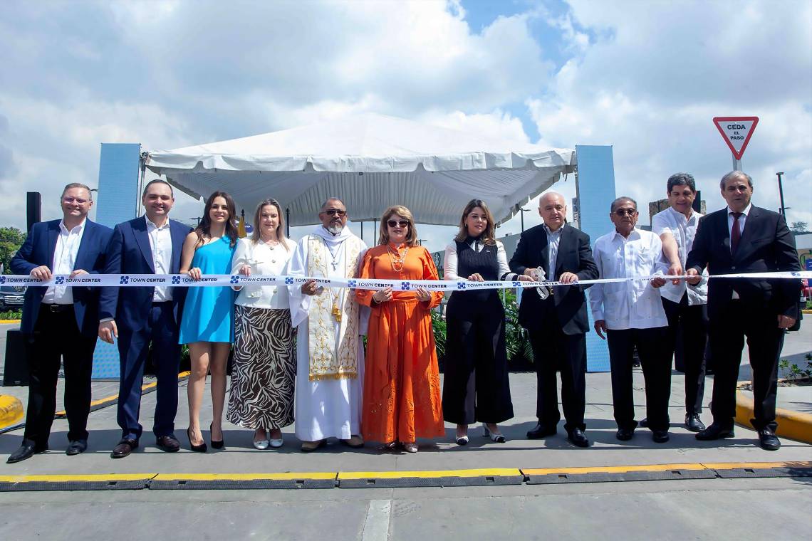 Durante un solemne acto, autoridades nacionales y municipales, representantes del sector empresarial e invitados especiales celebraron la apertura de Town Center San Pedro Sula, un nuevo desarrollo que introduce un moderno concepto de plaza comercial en la ciudad.