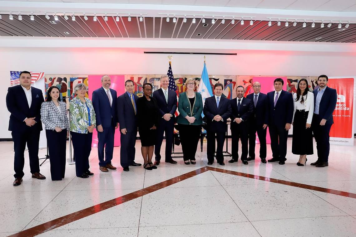 La Embajadora de los Estados Unidos, Laura Dogu, y el Presidente Ejecutivo de Banco Atlántida, Guillermo Bueso, firmaron una enmienda al Acuerdo de Becas Fulbright–Banco Atlántida, proporcionando fondos adicionales para que jóvenes profesionales hondureños estudien en universidades estadounidenses. Fotos del evento a continuación.