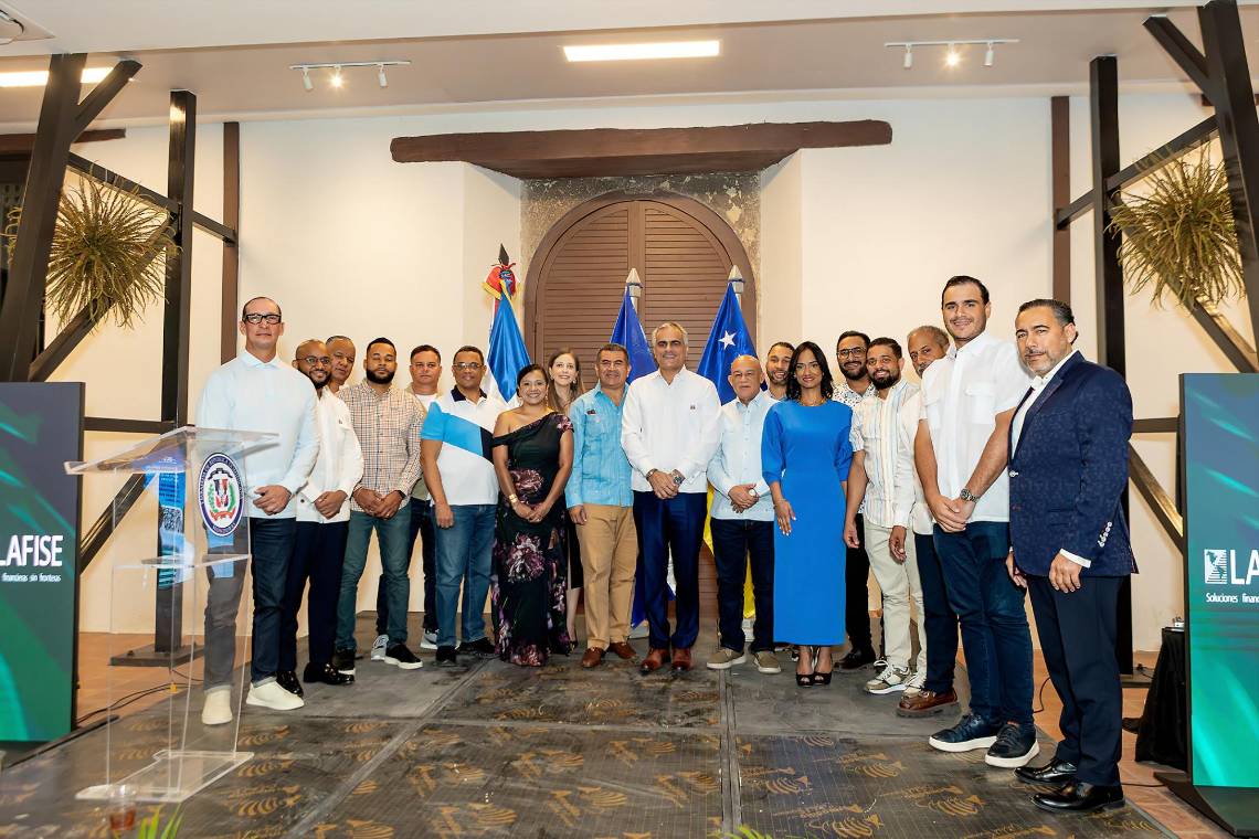 Representantes diplomáticos, directivos de Banco LAFISE e invitados especiales durante el encuentro empresarial en Tegucigalpa.