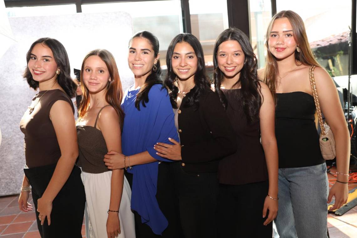 Revista Estilo y Banpaís reunieron a seniors en una experiencia creada para inspirarlas antes de su gran noche en Glam Before the Prom. Entre masterclass, nail bar, glitter bar y asesorías de estilo, cada detalle estuvo pensado para que vivieran un momento único, lleno de belleza, aprendizaje y emoción. Diana Pineda, Jimena Caballero, Mía Sierra, Katherine Canizález, Mariana Mata y Madeline Molina.