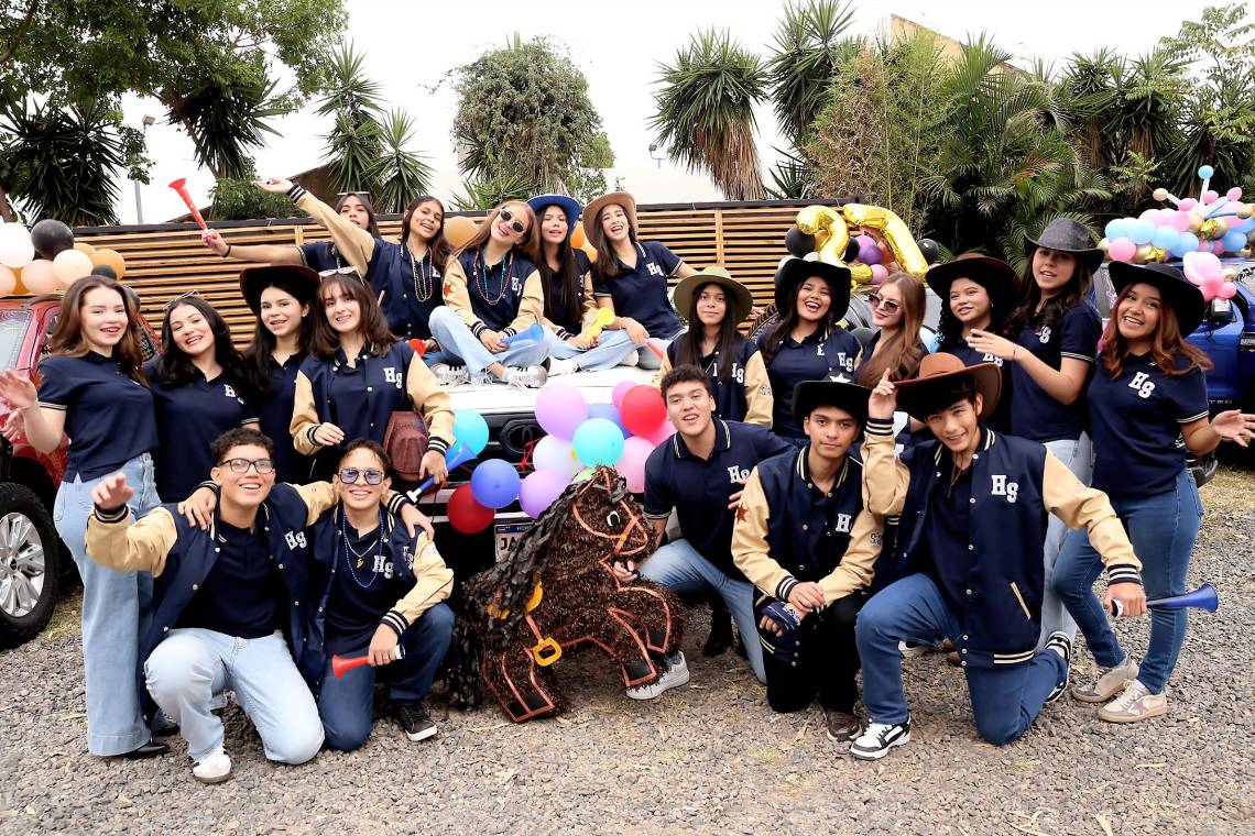 Los seniors 2027 de Hillcrest School disfrutaron de una mañana agradable en el restaurante La Cuisinette donde degustaron de un exquisito desayuno marcando el inicio de su tan esperada senior entrance en su ultimo primer dia de clases, un momento lleno de nostalgia y alegría.