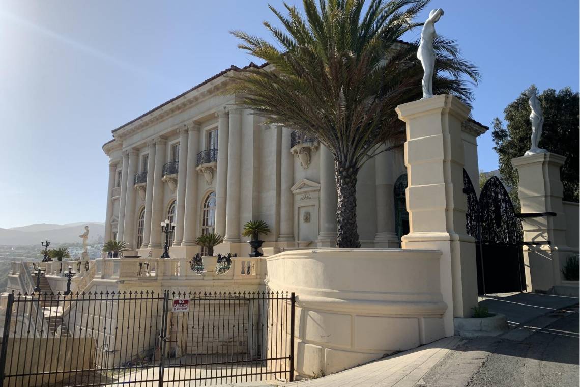 Villa de León, una mansión icónica de Los Ángeles, conocida por haber sido escenario de algunos de los videoclips más emblemáticos de la música pop, fue devastada en enero de 2025 por los incendios forestales que azotaron la ciudad. A lo largo de los años, este lugar se convirtió en un símbolo de lujo y creatividad, albergando a artistas de renombre mundial que utilizaron su majestuosa arquitectura como telón de fondo para sus videos musicales. A continuación, exploramos cómo cada uno de estos artistas inmortalizó este lugar en sus canciones antes de que el fuego lo arrasara.
