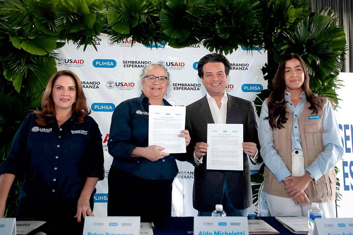 Janina Lima, asesora de alianzas públicas y privadas deSembrando Esperanza, Robyn Braverman, directora de SembrandoEsperanza; Aldo Micheletti, fundador y CEO de Milenio Group y Sara Ardón,directora de Financiamiento Estratégico de PLIHSA, durante la firma delAcuerdo de Colaboración.