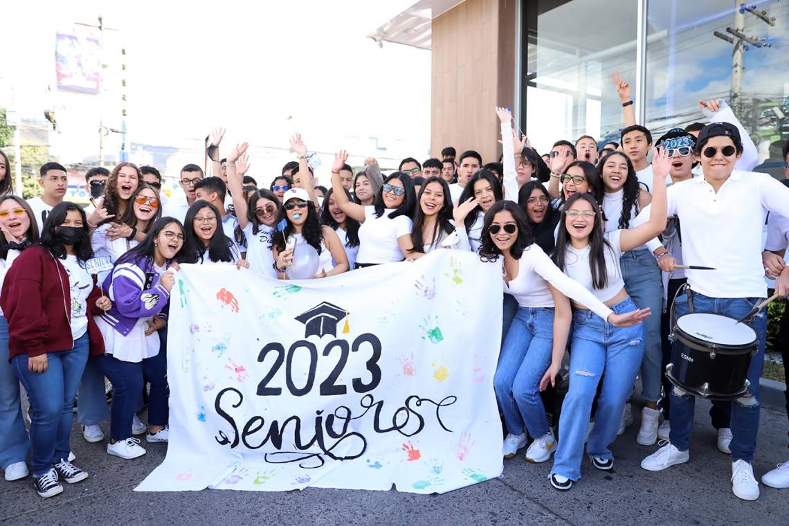 Llenos de optimismo y mucha alegría los seniors 2023 de la Lincohn School realizaron su primera actividad de último año escolar y se reunieron a desayunar en McDonald´s donde minutos más tarde abordaron en vehículos decorados que participaron en la caravana que se realizó hacia la escuela, donde los esperaban el personal docente y administrativo con luces, globos y aplausos.