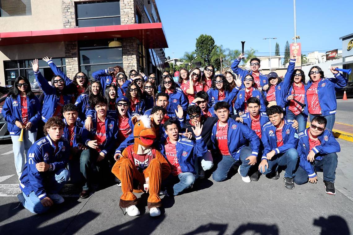 Los seniors 2025 de Arco Iris School vivieron una emocionante mañana durante su esperada entrance, con la que comenzaron oficialmente su último año de high school. Luego de compartir un desayuno, la clase se trasladó en distintivos autos hacia el gimnasio del centro escolar, donde disfrutaron un alegre festejo.