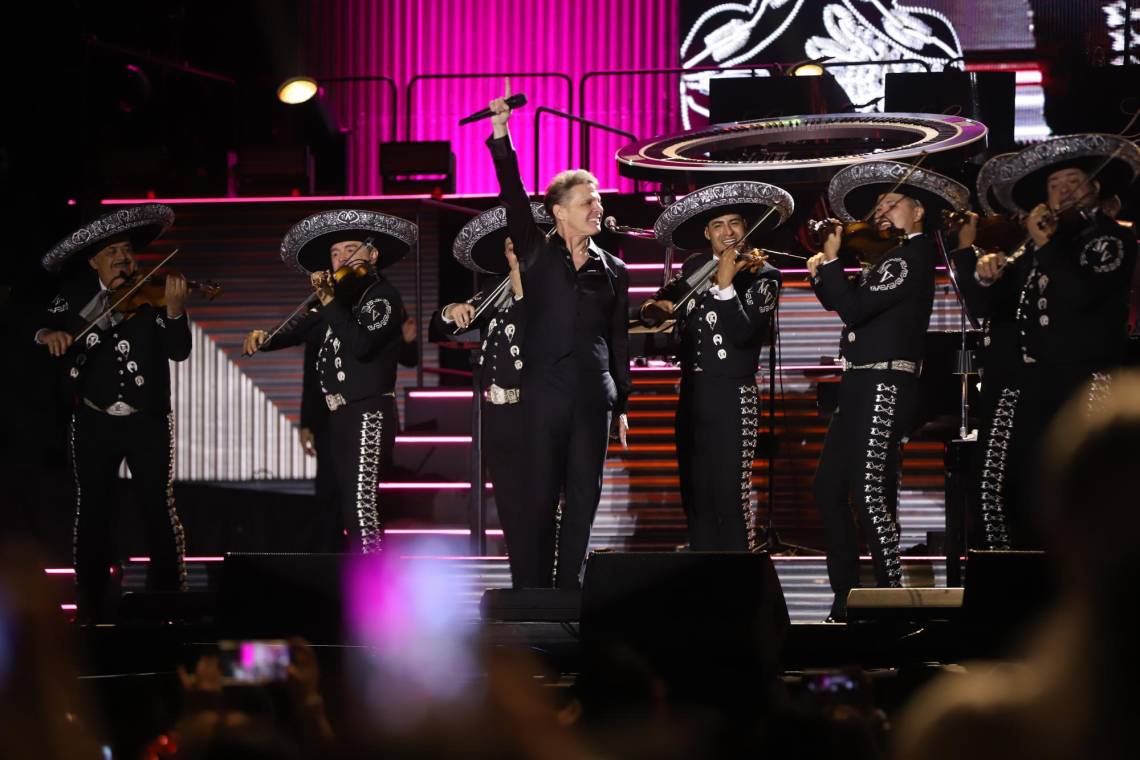 Después de 13 años, Luis Miguel regresó a Honduras para cautivar a sus fanáticos con sus más grandes éxitos. El Sol de México se presentó en un espectáculo completamente agotado en el Estadio Nacional Chelato Uclés de Tegucigalpa, y la emoción alcanzó su punto más alto entre los asistentes. Ahora, aquí te presentamos las fotos del concierto para revivir esos momentos mágicos una vez más.