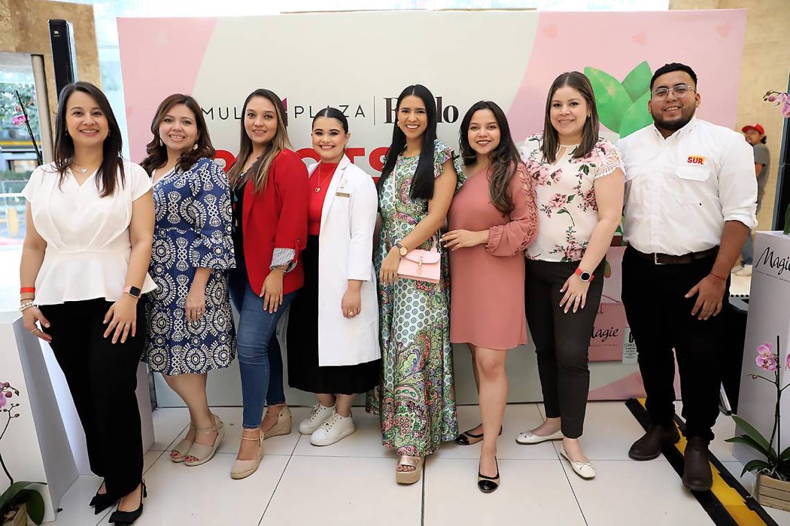 <i>Roots &amp; Palettes</i> fue una tarde vibrante en Mall Multiplaza, donde las invitadas disfrutaron de café, arte y color al pintar maceteras. Además, se impartió una pequeña clase de skincare de CLINIQUE, brindando consejos sobre cuidado facial mientras las participantes se sumergían en la creatividad. Fue una experiencia única que combinó arte, bienestar y diversión en un ambiente relajado y lleno de inspiración. En la foto: Representantes de los patrocindores que hicieron posible este evento.