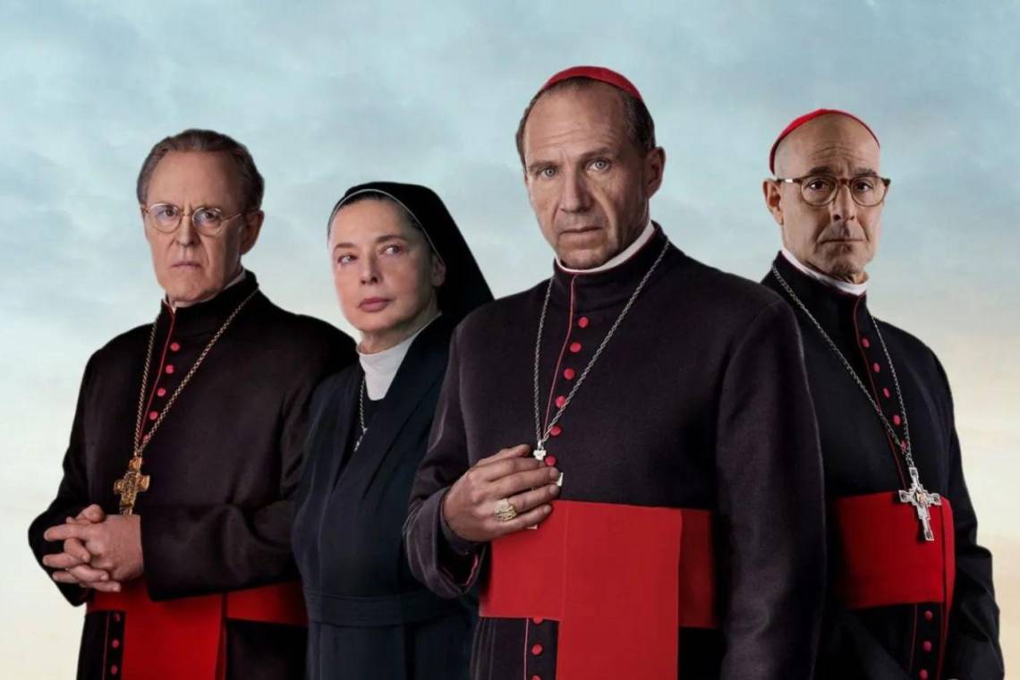 En los recónditos pasillos del Vaticano, donde el incienso se mezcla con susurros de poder, una puerta se cierra y el mundo contiene la respiración. “Cónclave” nos adentra en el enigmático proceso de elección papal, revelando intrigas y secretos que podrían tambalear los cimientos de la Iglesia Católica. Aquí te dejamos todo lo que debes de saber sobre esta cinta que ha obtenido ocho nominaciones al Óscar 2025, incluyendo Mejor Película.