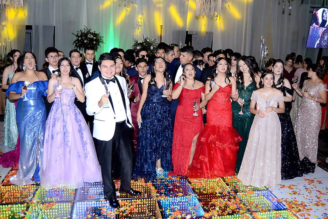 Fieles a su eslogan los “The end of an era, but the start of an age” , los seniors de Dowal School disfrutaron de principio a fin de su fiesta y sorpresas preparadas para esa grandiosa noche. Brindis, carnaval y música fueron los ingredientes que sobresalieron en ese momento que será llevado en el corazón de cada uno de los jóvenes profesionales.