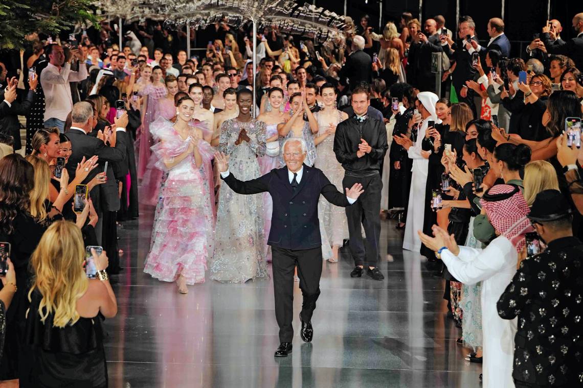 El rey de la moda italiana, Giorgio Armani cumple 90 años en la cúspide. Una impecable carrera de casi 50 años en la que ha impuesto su sello minimalista, atemporal y alejado de los excesos y estridencias.