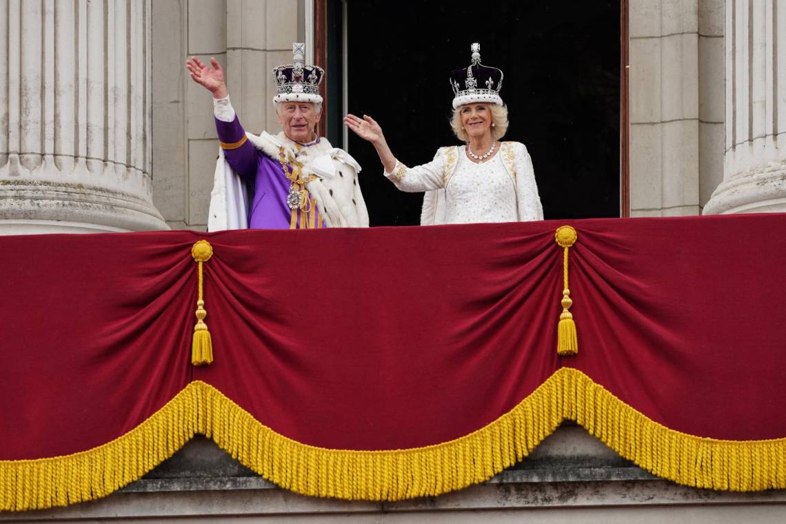 <b>Carlos III</b> saludó desde primera vez desde el balcón del palacio de Buckingham como soberano británico, jefe de Estado en 14 países y líder de los territorios de la Commonwealth, es el comienzo de una nueva era.