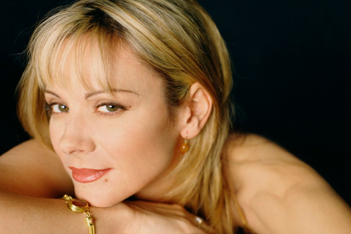 She's back! Un portavoz de HBO confirmó que Kim Cattrall regresará como Samantha Jones a la segunda temporada de And Just Like That..., sorprendiendo y alegrando a los fanáticos de Sex and the City. Por esa razón, te mostraremos algunas de las mejores frases de este increíble personaje a lo largo de todas las temporadas y las películas. ¡Te extrañábamos, Samantha!