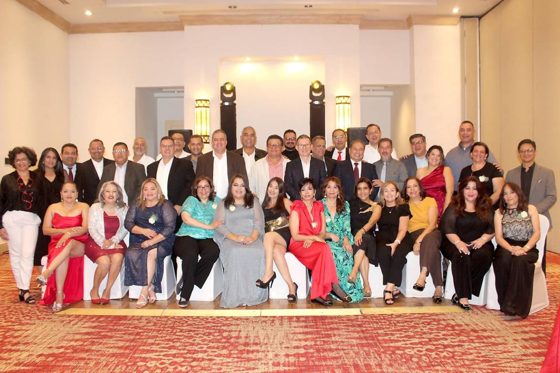 La generación 1984 del Instituto San Francisco celebró con alegría y nostalgia el 40º aniversario de su graduación. Para conmemorar esta ocasión especial, organizaron una serie de eventos que culminaron con una gran celebración en el Hotel InterContinental. Entre risas y emoción, los asistentes revivieron memorables anécdotas de su vida estudiantil, recordando aquellos años que los unieron como generación. La noche continuó con una vibrante fiesta en la pista de baile, donde la música y la camaradería hicieron de esta reunión un momento inolvidable.