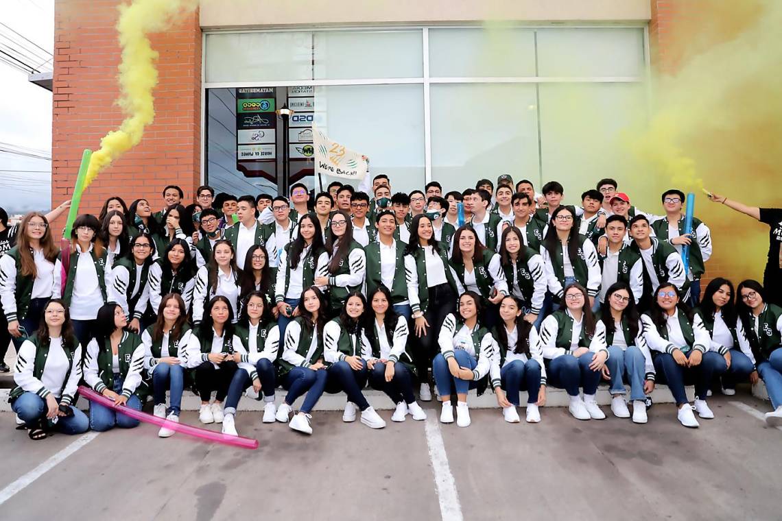 A bordo de motos Harley Davison, autos clásicos y una carga de emociones y sueños, los seniors de la Elvel School 2023 iniciaron su último año escolar con un recorrido por las principales calles de Tegucigalpa para hacer su entrada triunfal a sus instalaciones donde era esperado por maestros y padres de familia.