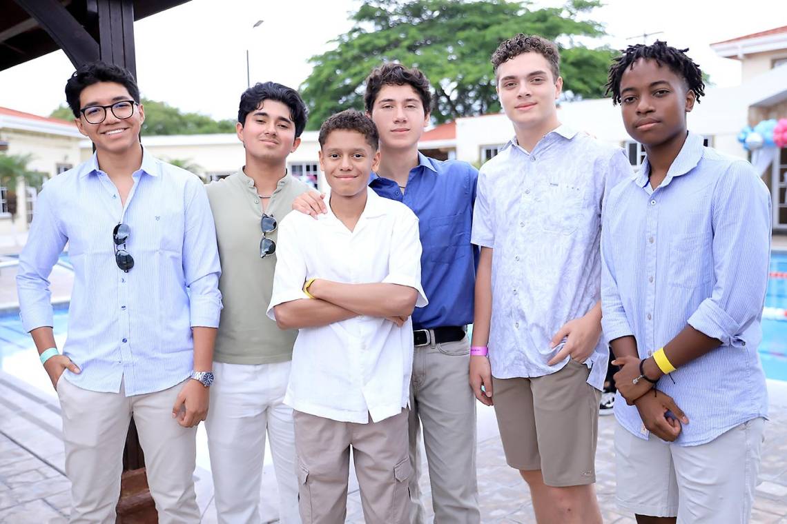 A pocos días de culminar su año escolar, los seniors 2025 de Mayan School fueron los protagonistas de una inolvidable despedida organizada por los juniors. La celebración se realizó en el Centro de Día del IPM, donde todo estaba preparado para rememorar desde los días en el aula hasta los eventos y actividades que los hicieron crecer juntos. En la foto: Fernando Castellanos, José Miguel Cáceres, Jorge Moisés Euceda, Roberto Majano, Ariel Dávila y Naruny Green.