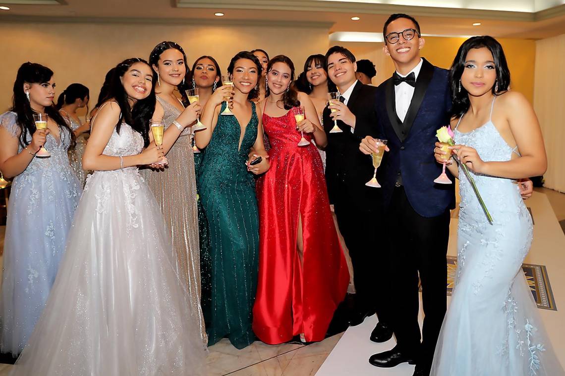 La generación 2023 de La Estancia School vivió una prom party cargada de emociones, en una noche mágica cargada de sueños. La alegría desbordaba en risas contagiosas, mientras las lágrimas de despedida brillaban en los ojos, recordándoles que ese momento era efímero pero eterno en su recuerdo.