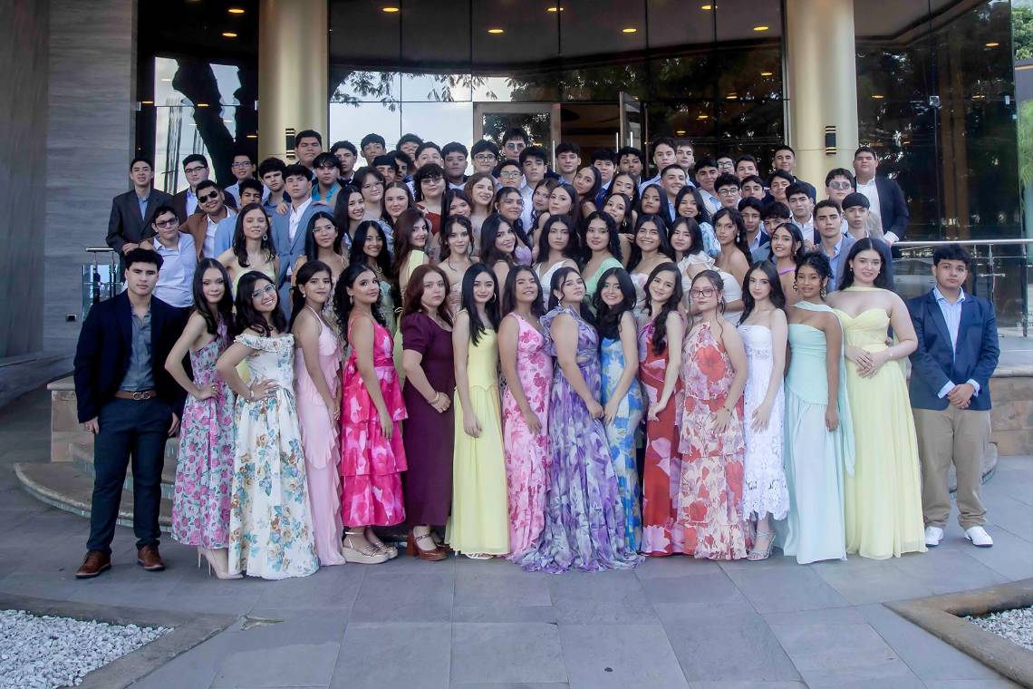 La generación 2026 de la Saint Peter Academy se reunió en el salón Jordán del Club Hondureño Árabe para celebrar su Welcome Breakfast y dar inicio a su último año escolar. La temática del desayuno fue “Un amanecer en Santorini” con decoración de estampados griegos y mosaicos en pinceles azules. La mañana transcurrió en sesiones de fotos, la degustación de su desayuno internacional y la música de saxofón que ejecutó el artista Edward Romero.