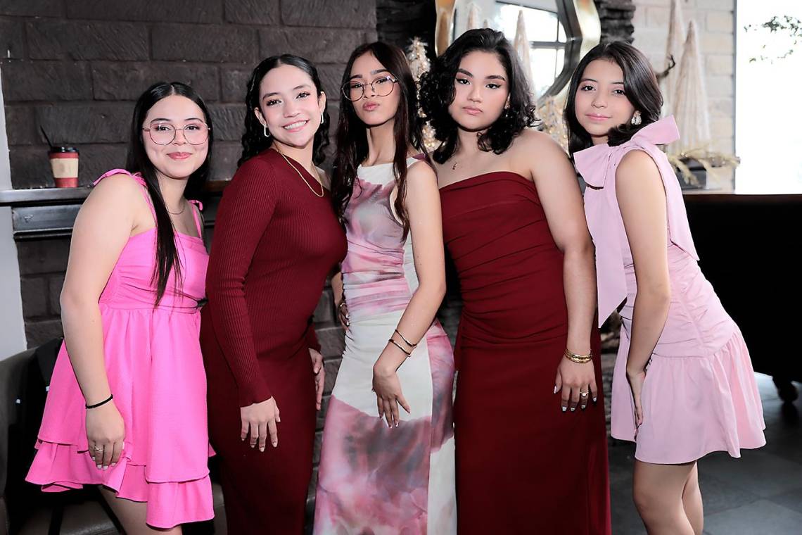 Los seniors 2025 de Nashville School disfrutaron de un encantador brunch en La Cumbre. Durante la mañana, los jóvenes compartieron un exquisito menú y vivieron momentos inolvidables entre risas, conversaciones animadas y selfies que capturaron la alegría de la ocasión.