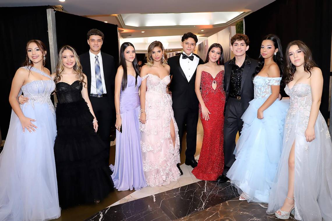 En una velada inolvidable, los seniors 2024 de Elvel School celebraron el final de su etapa escolar en su prom. Luciendo trajes elegantes y radiantes de alegría, los jóvenes crearon recuerdos que atesorarán para siempre mientras se preparan para un futuro brillantes y lleno de oportunidades.