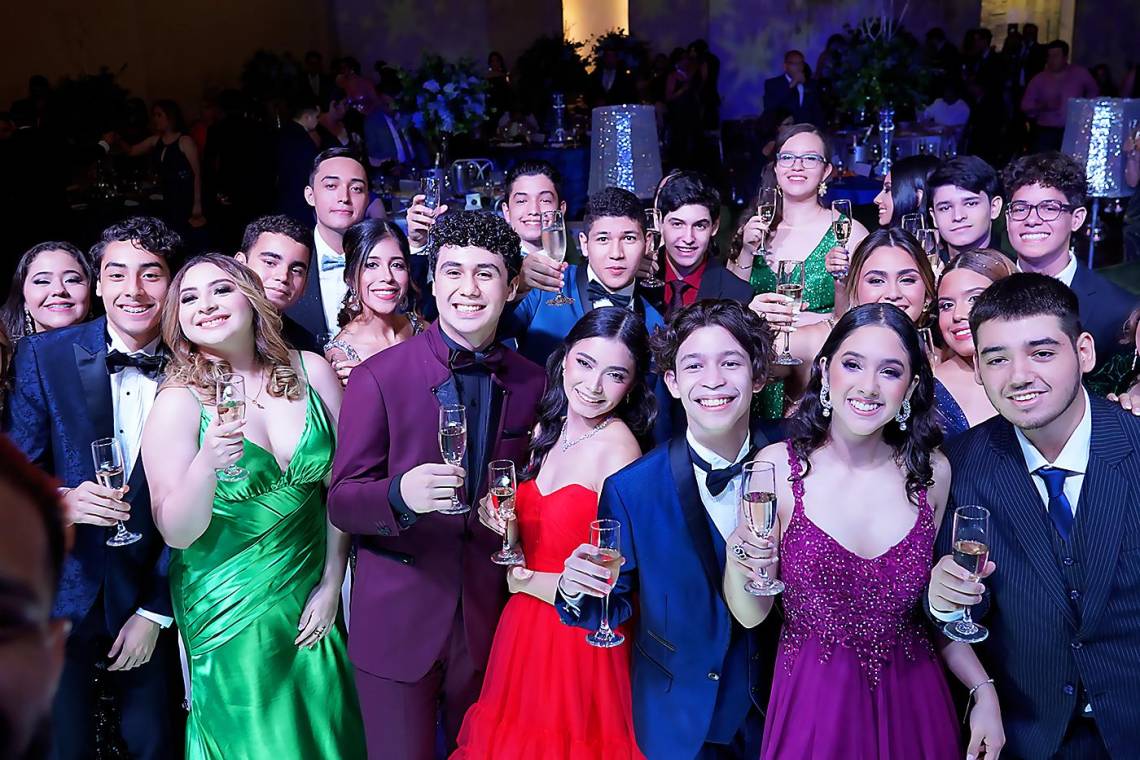 Una noche inolvidable para la generación 2022 de la Escuela Bilingüe Valle de Sula, en donde la alegría, las felicitaciones y la música moderna fueron los ingredientes de la fiesta.