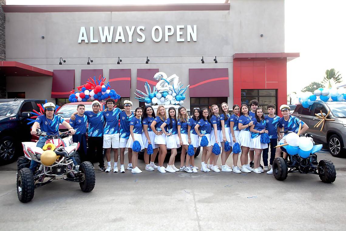 Con entusiasmo palpable, la generación 2024 de la Escuela e Instituto Bilingüe Valle de Sula se reunió para celebrar su tradicional senior entrace junto a sus seres queridos. Vestidos para la ocasión, dieron inicio a una caravana de motocicletas, autos clásicos y pickups adornados con globos de colores, irradiando alegría en cada momento del camino.