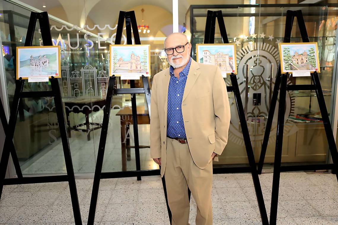 El arquitecto Rolando Ríos durante la inauguración de la muestra<i> Catedrales de Honduras, </i>que se presenta esta cuaresma en el Museo de la Basílica de Suyapa en Tegucigalpa